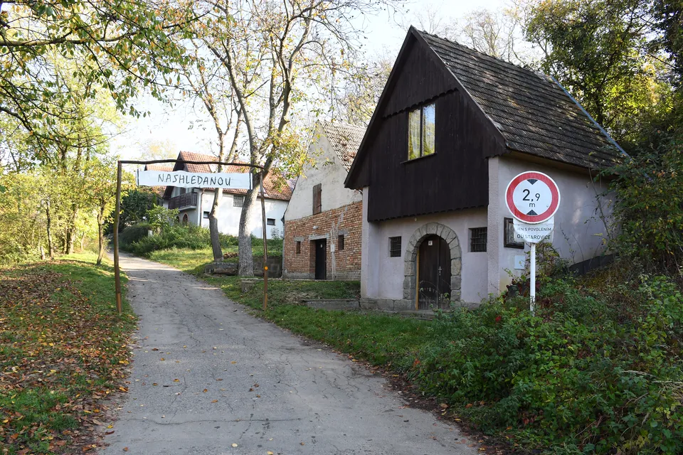 Sklepní ulička ve Starovicích s bránou a bílými sklepy